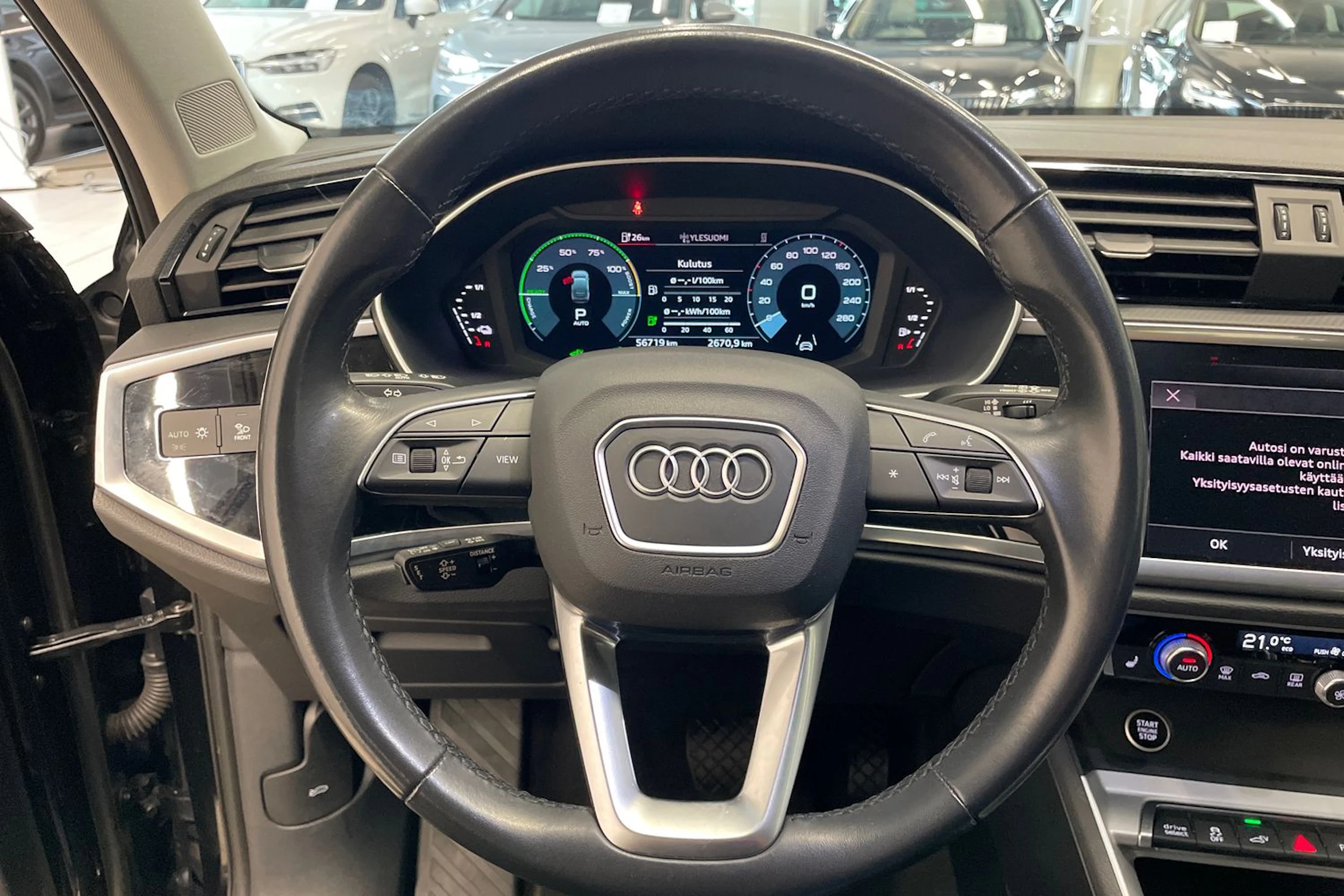 musta Audi Q3 2022 kuva 11.