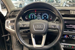 musta Audi Q3 2022 kuva 11.