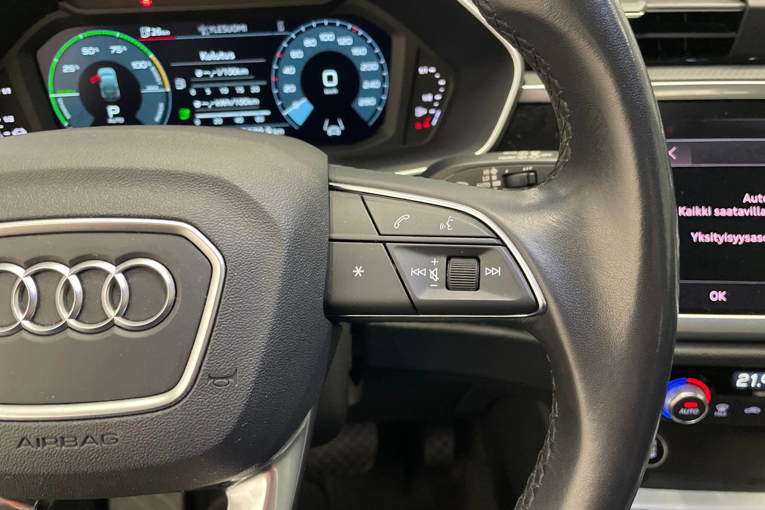 musta Audi Q3 2022 kuva 12.