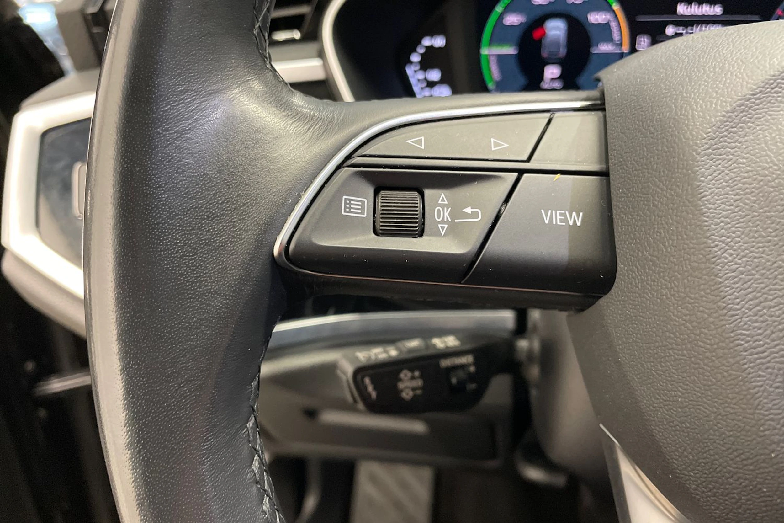 musta Audi Q3 2022 kuva 13.
