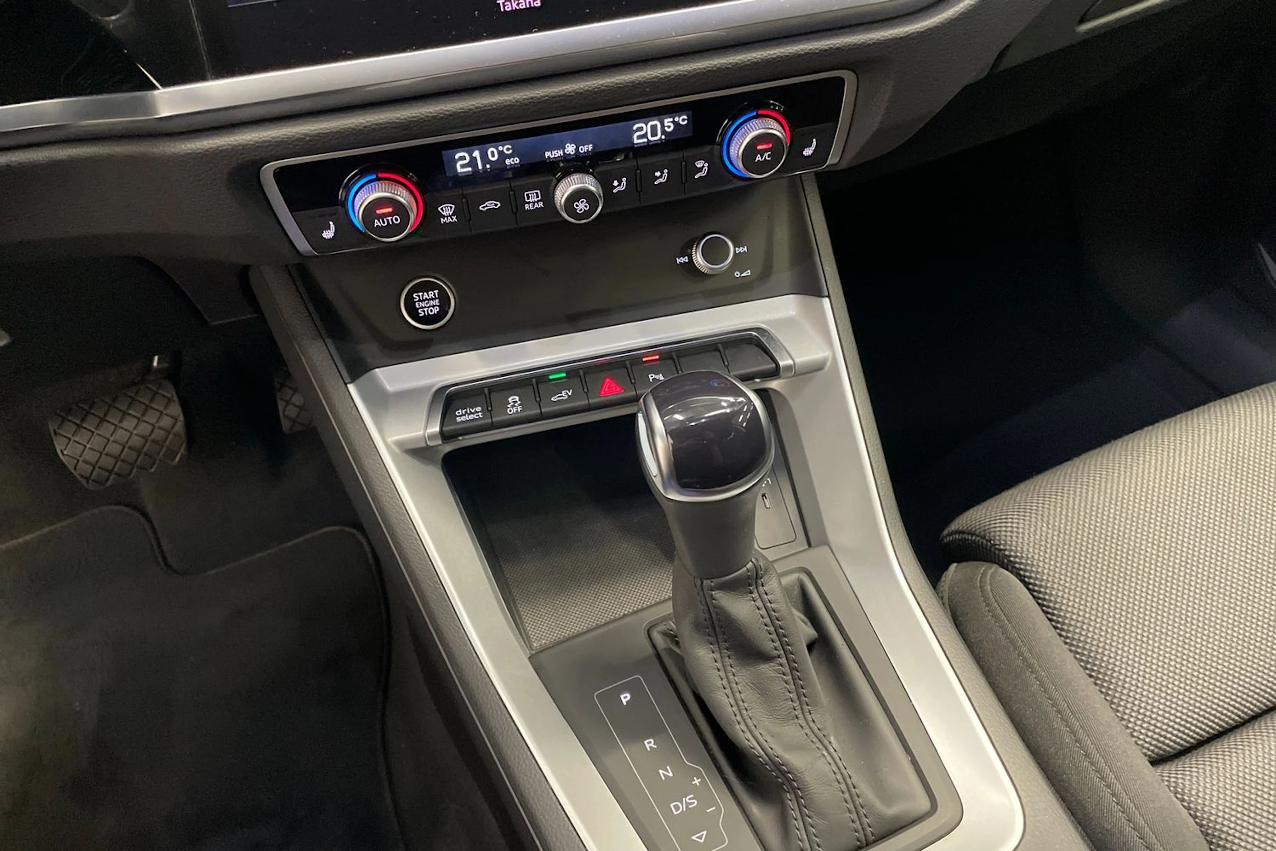 musta Audi Q3 2022 kuva 15.