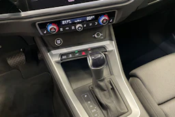 musta Audi Q3 2022 kuva 15.