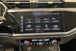musta Audi Q3 2022 kuva 16.