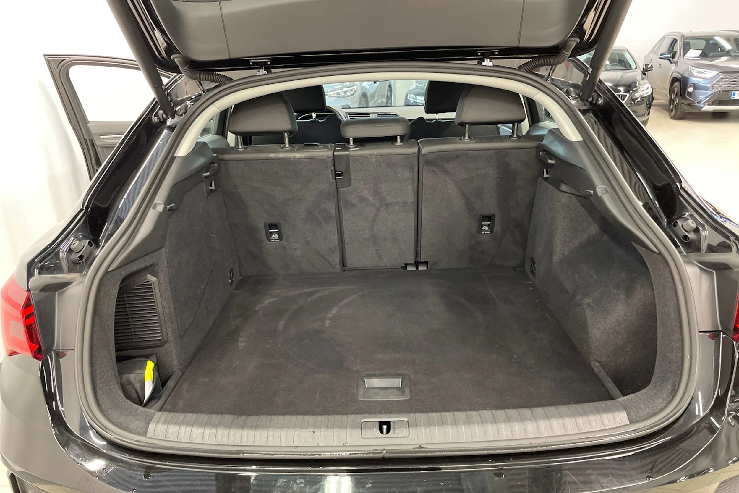 musta Audi Q3 2022 kuva 18.