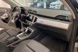 musta Audi Q3 2022 kuva 24.