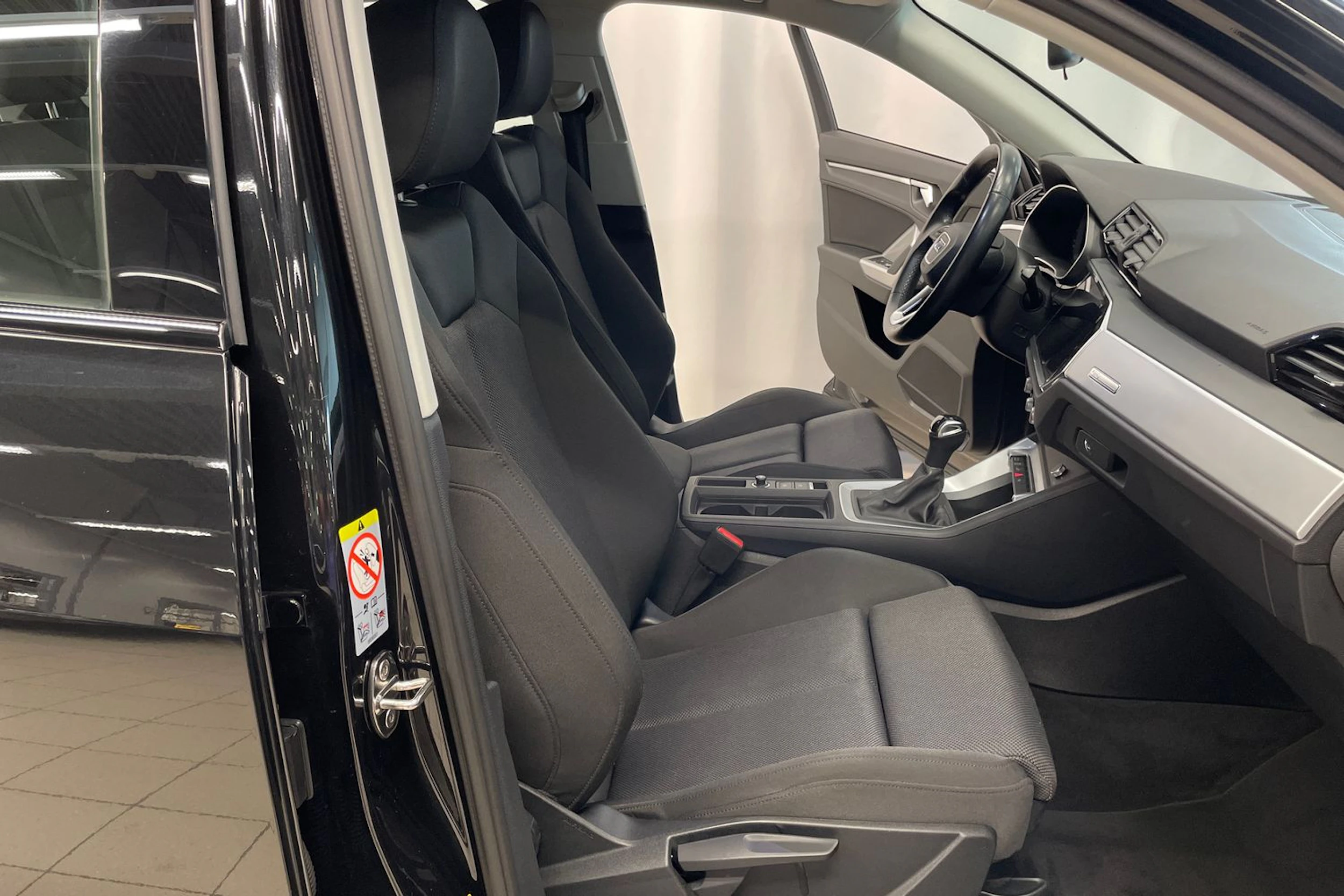 musta Audi Q3 2022 kuva 25.