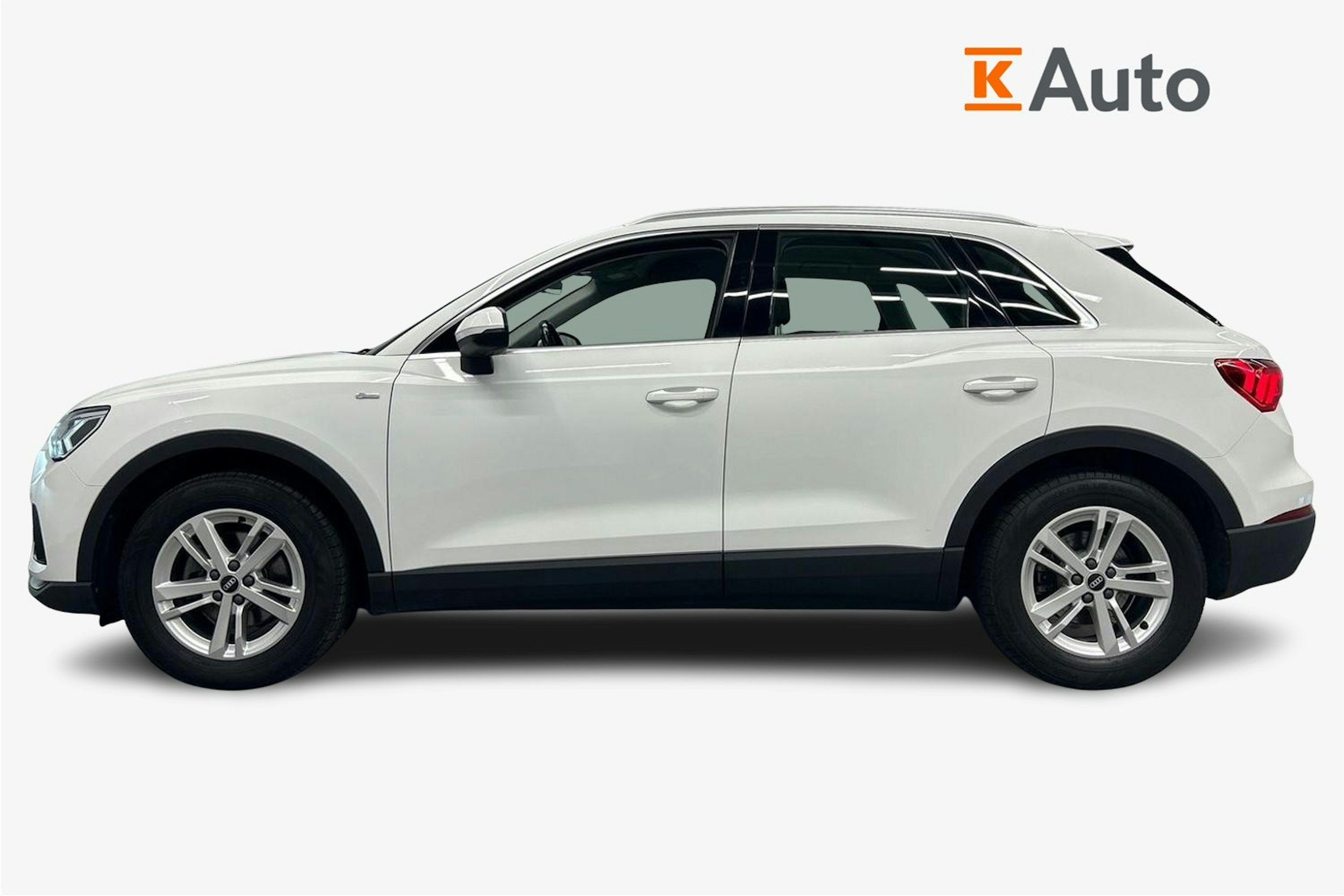 valkoinen Audi Q3 2022 kuva 6.