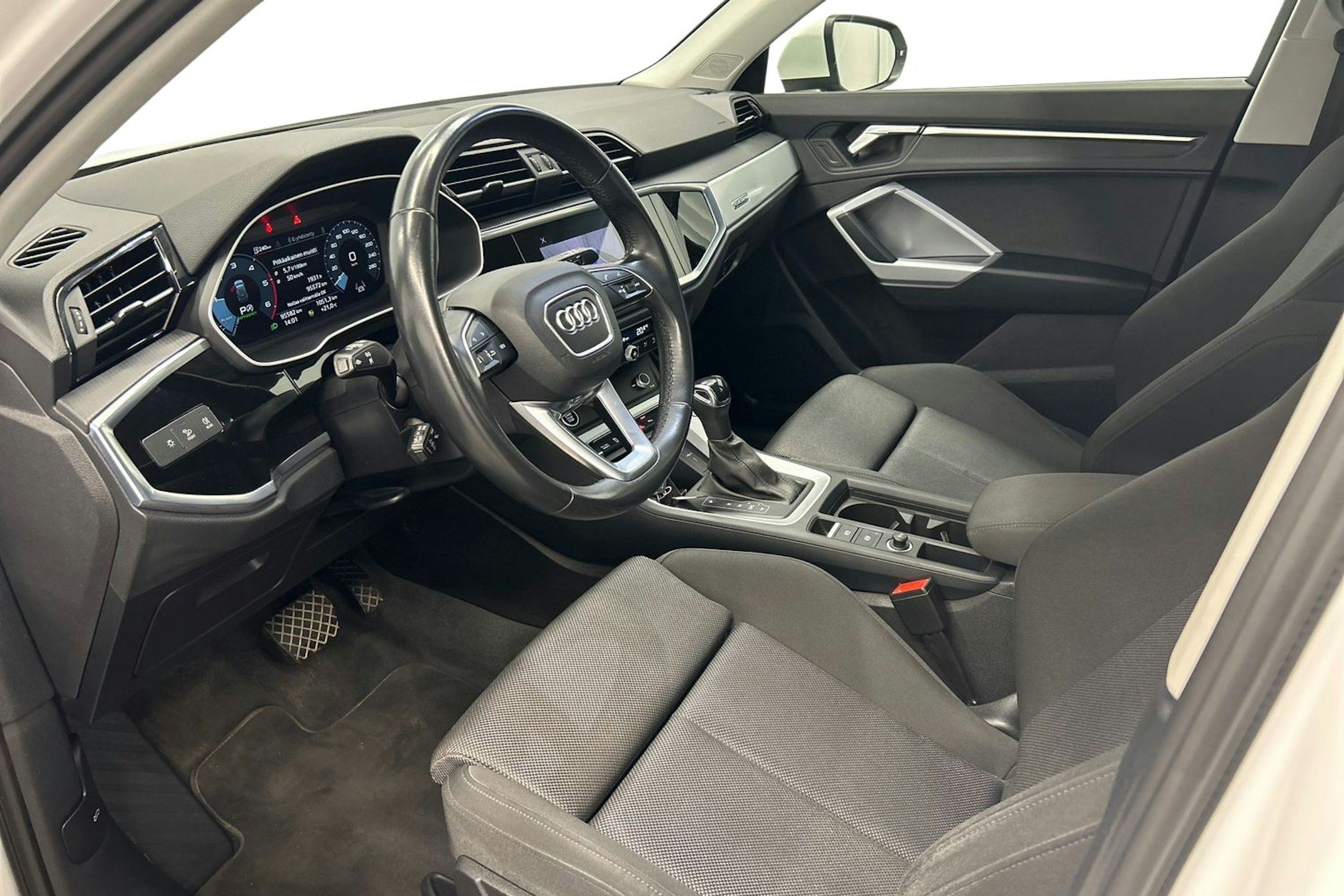 valkoinen Audi Q3 2022 kuva 7.