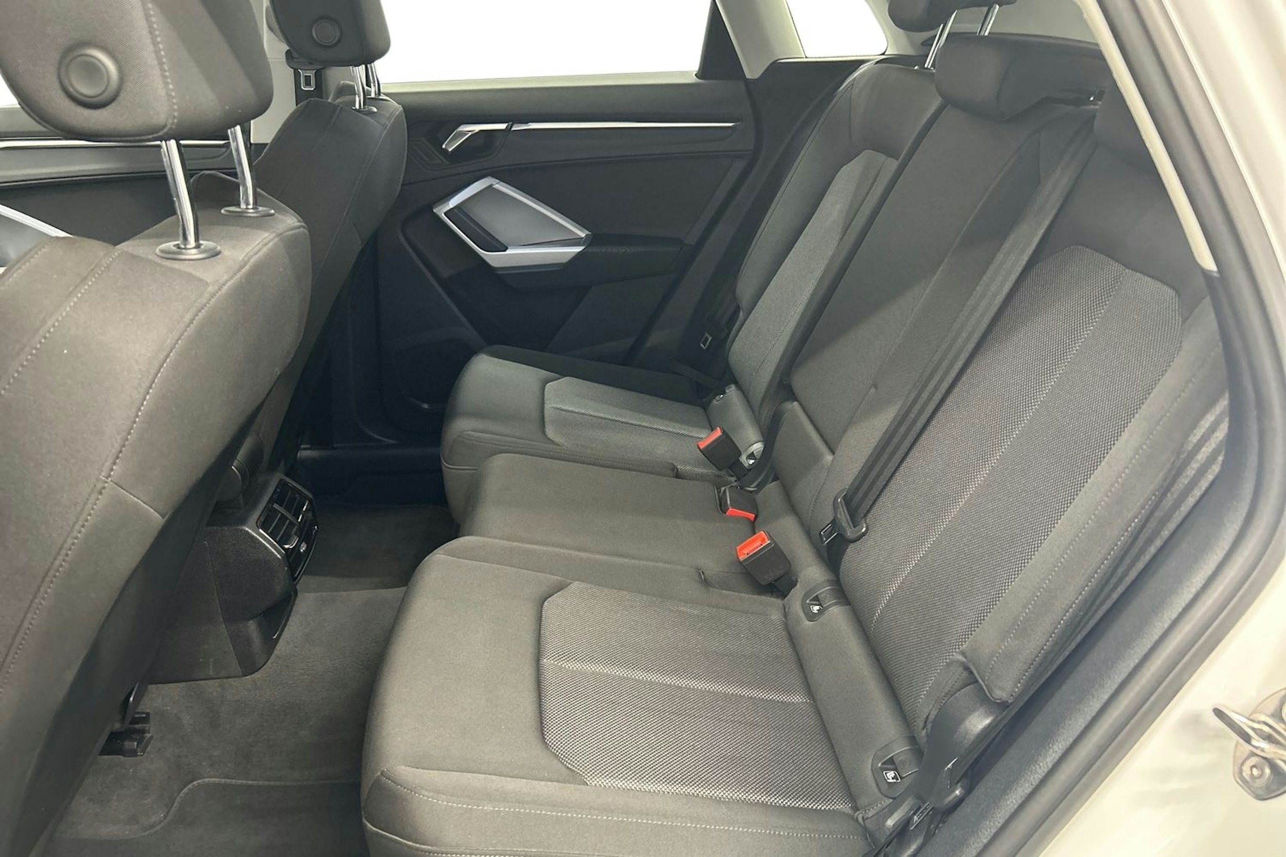 valkoinen Audi Q3 2022 kuva 10.