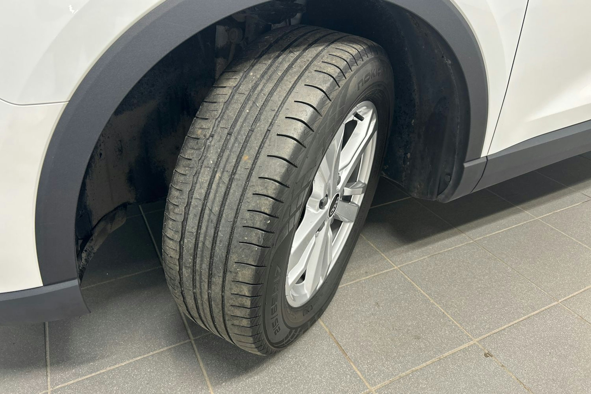valkoinen Audi Q3 2022 kuva 13.