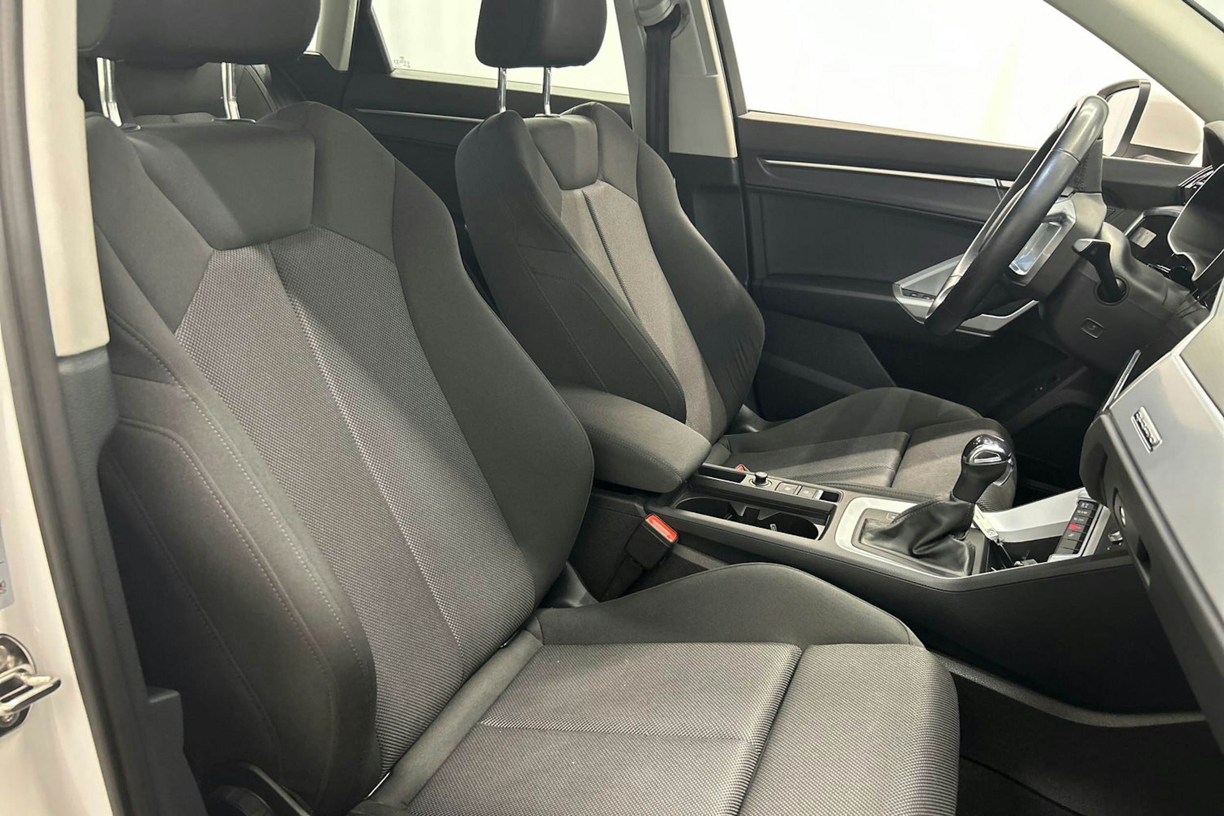 valkoinen Audi Q3 2022 kuva 14.