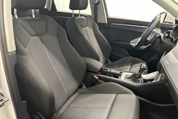 valkoinen Audi Q3 2022 kuva 14.
