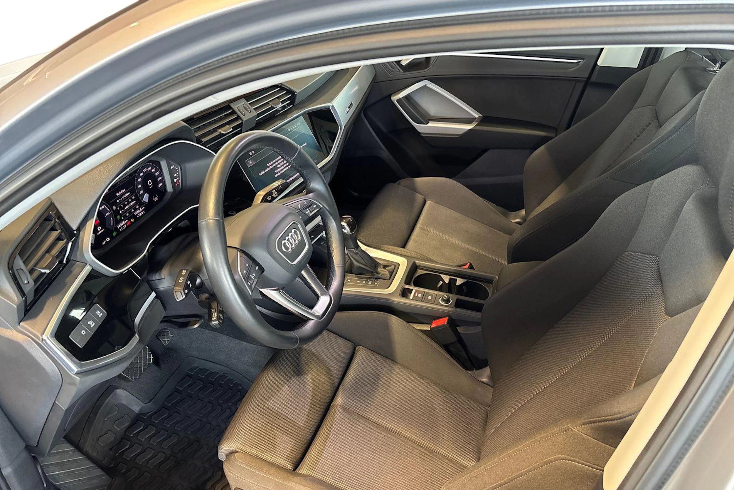 Hopea Audi Q3 2022 kuva 8.