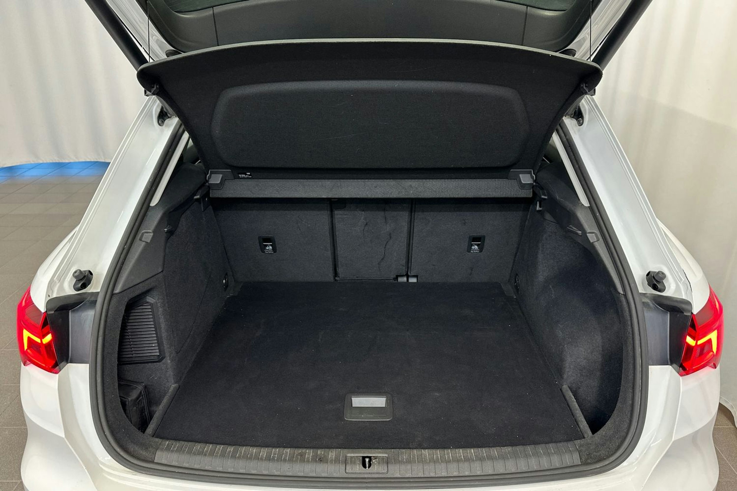 valkoinen Audi Q3 2022 kuva 14.