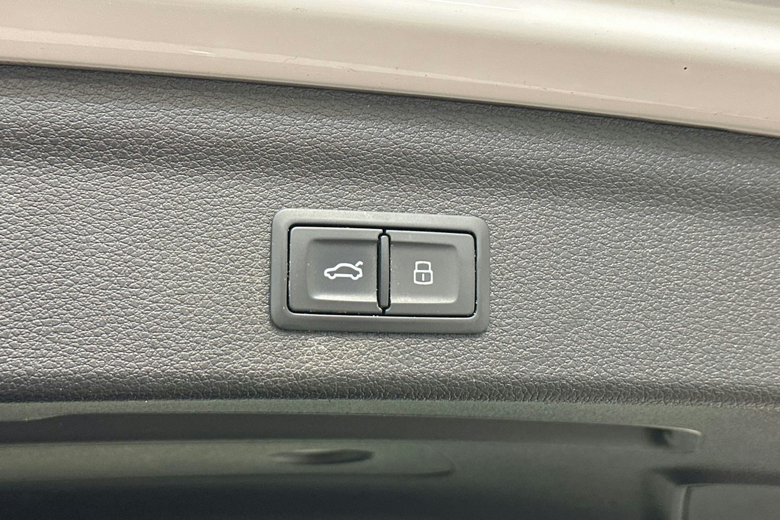 valkoinen Audi Q3 2022 kuva 15.