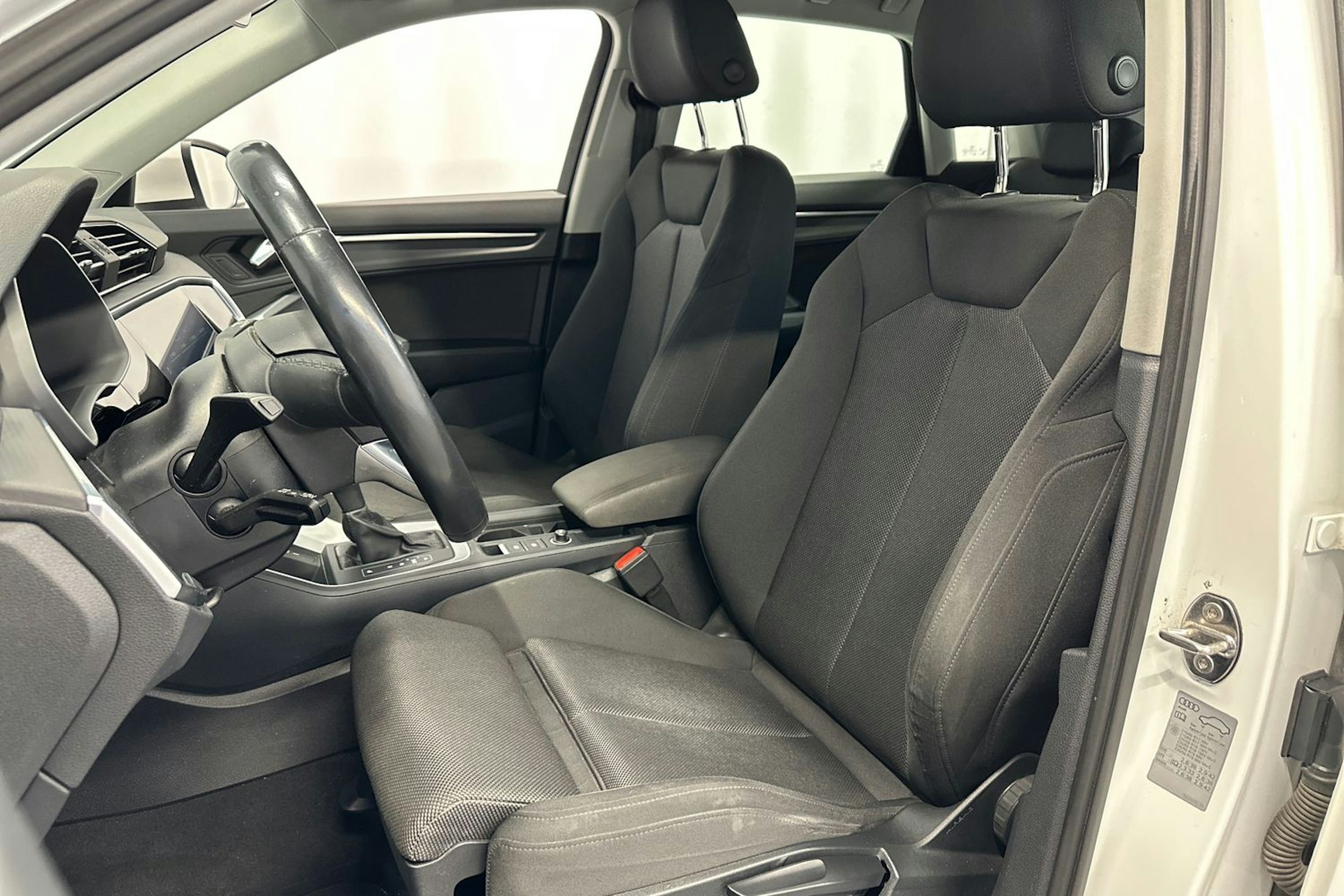 valkoinen Audi Q3 2022 kuva 16.