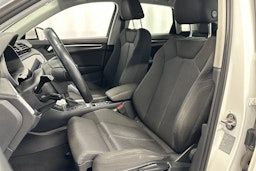 valkoinen Audi Q3 2022 kuva 16.