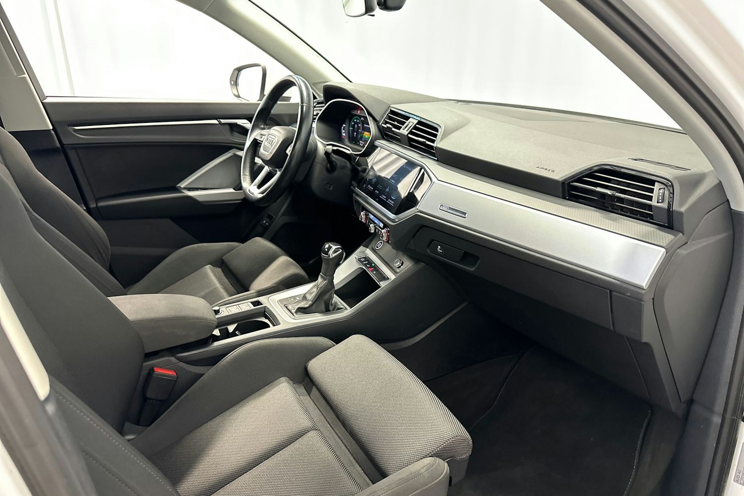 valkoinen Audi Q3 2022 kuva 17.