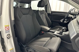 valkoinen Audi Q3 2022 kuva 18.