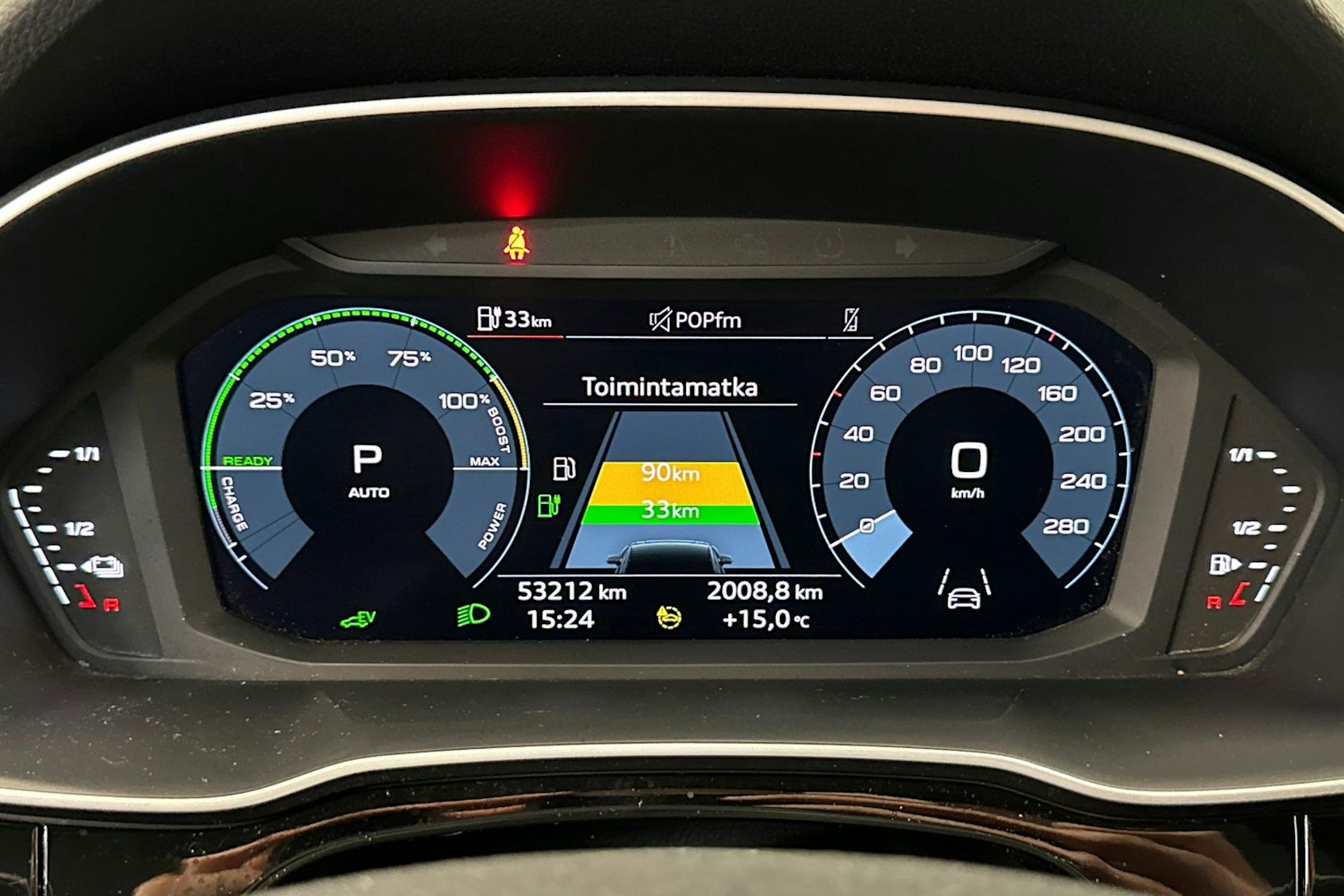 valkoinen Audi Q3 2022 kuva 19.