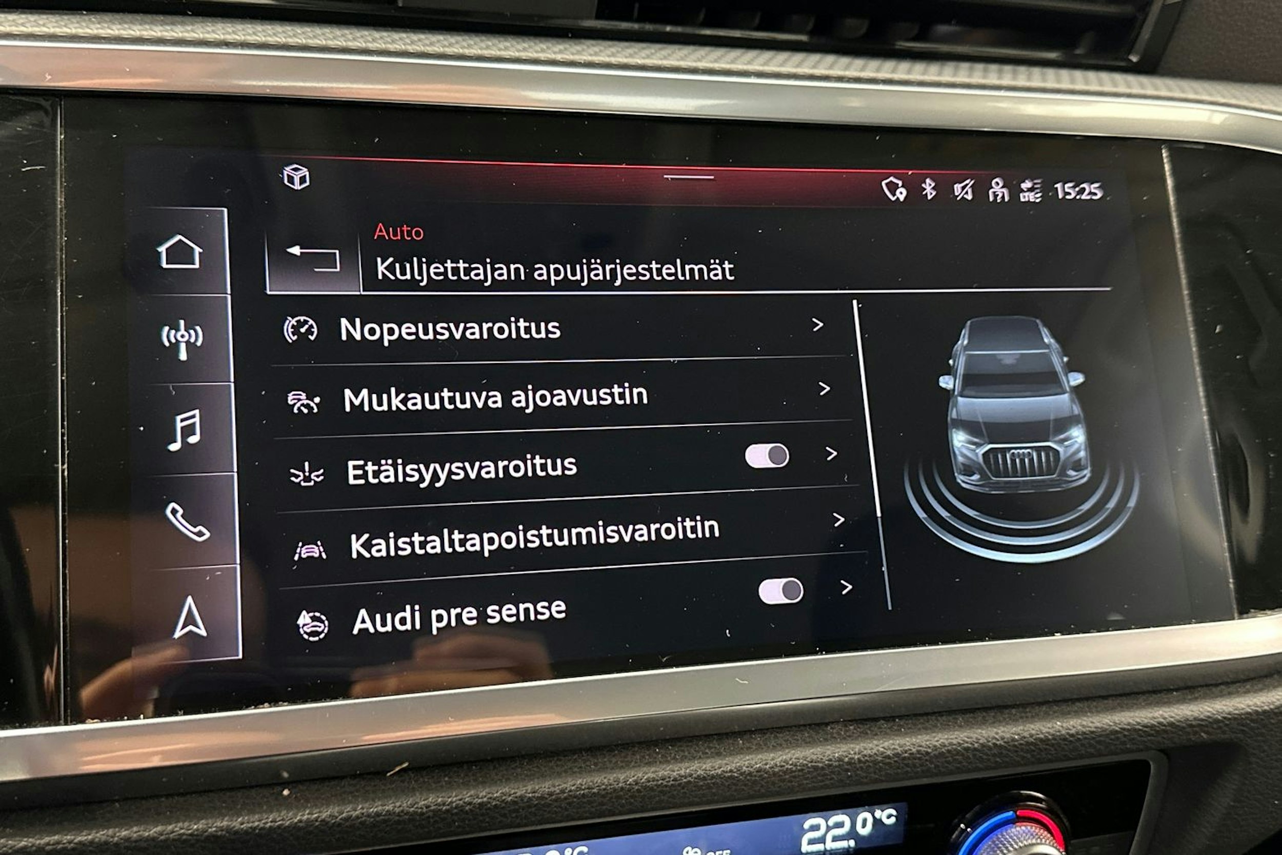 valkoinen Audi Q3 2022 kuva 22.
