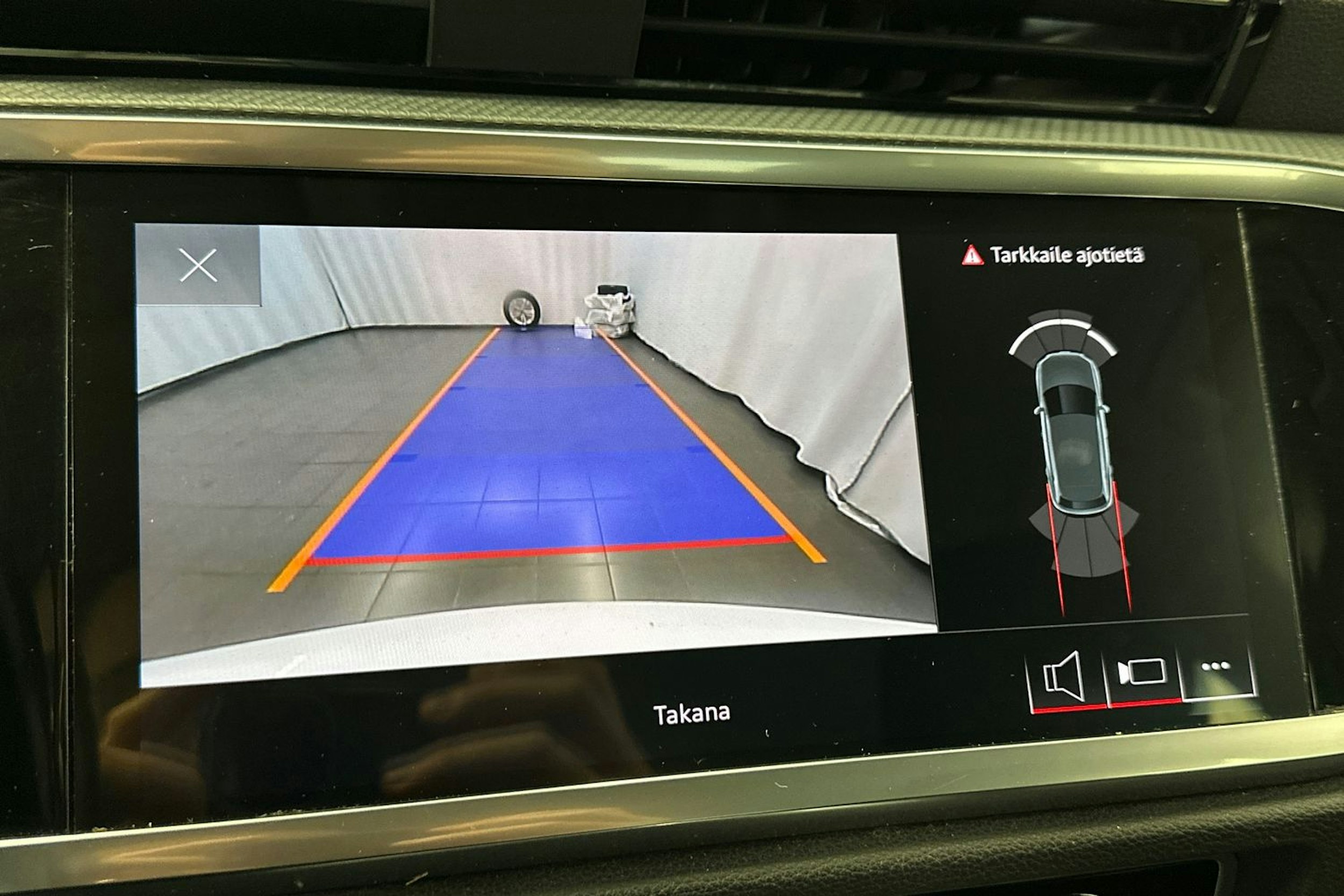 valkoinen Audi Q3 2022 kuva 25.