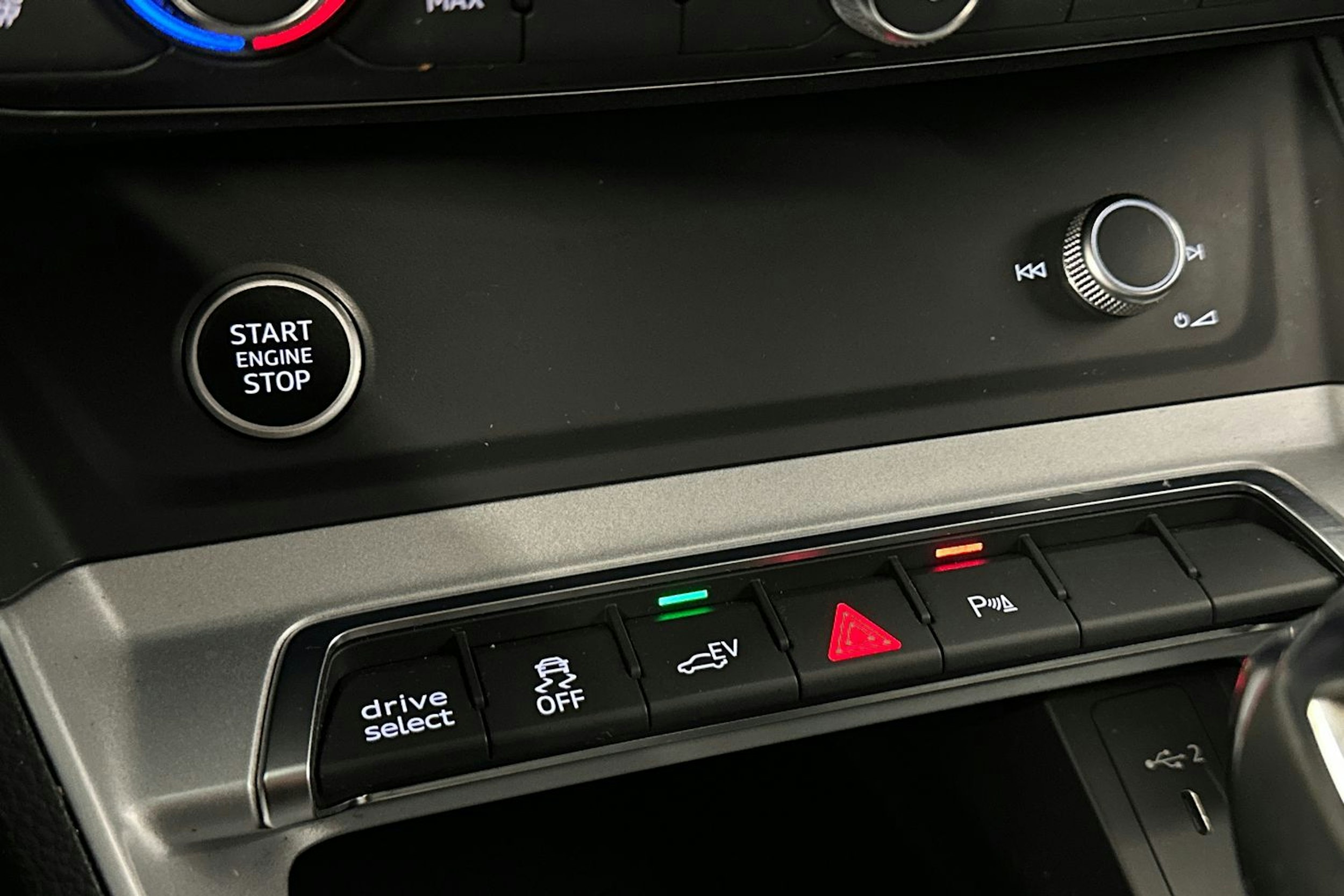 valkoinen Audi Q3 2022 kuva 27.