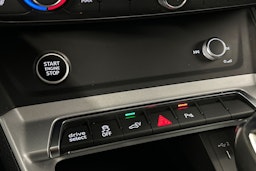 valkoinen Audi Q3 2022 kuva 27.