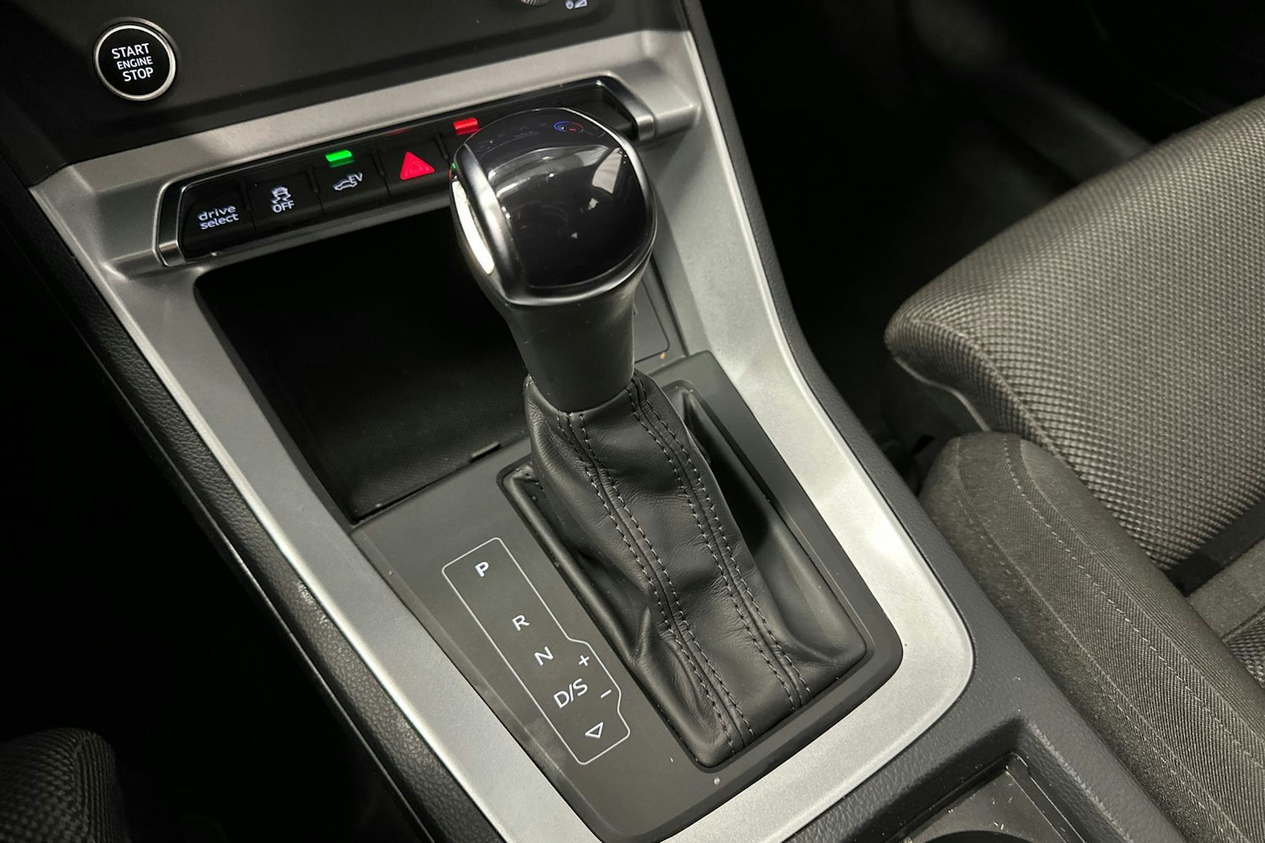 valkoinen Audi Q3 2022 kuva 28.