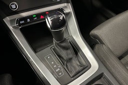 valkoinen Audi Q3 2022 kuva 28.