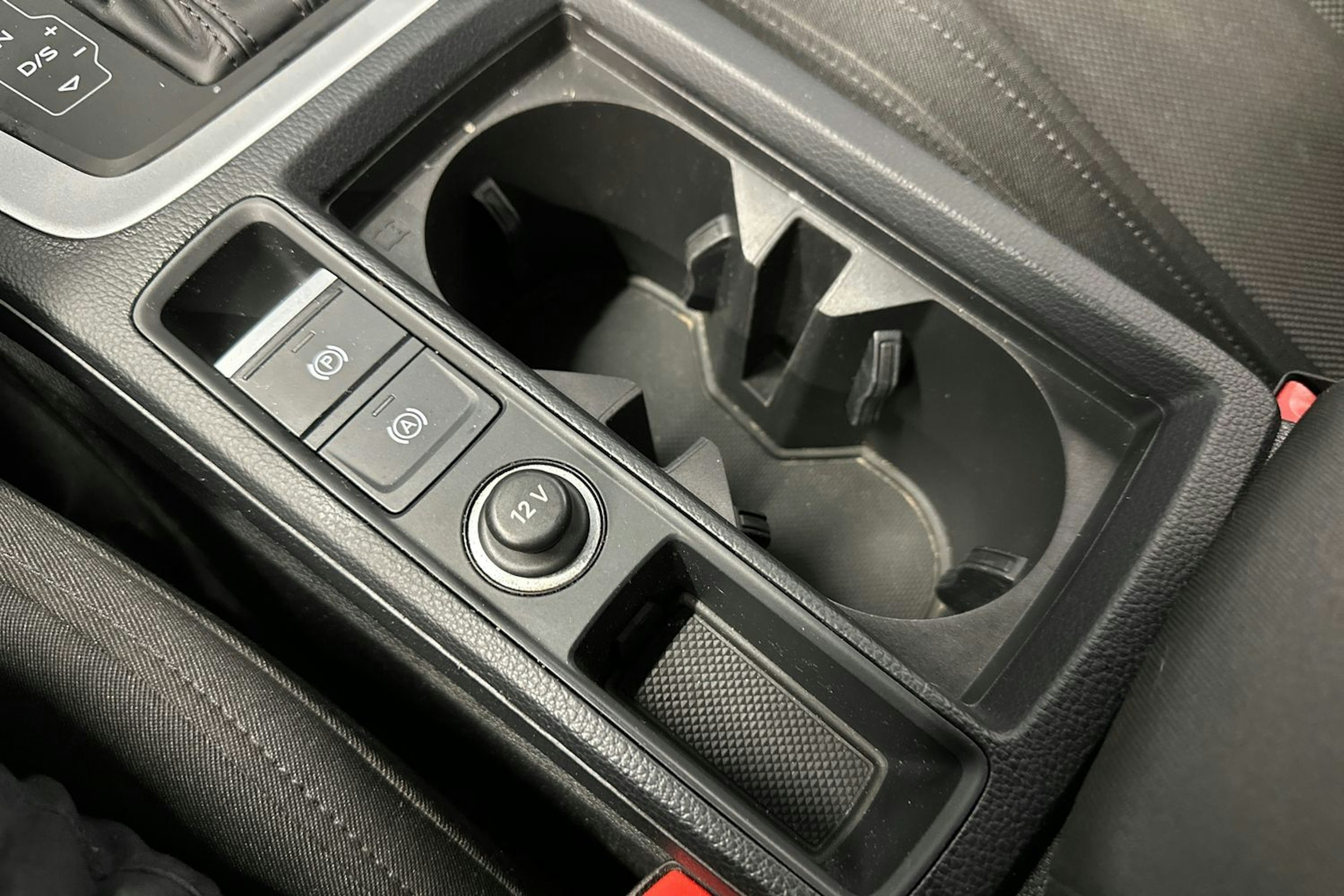 valkoinen Audi Q3 2022 kuva 29.