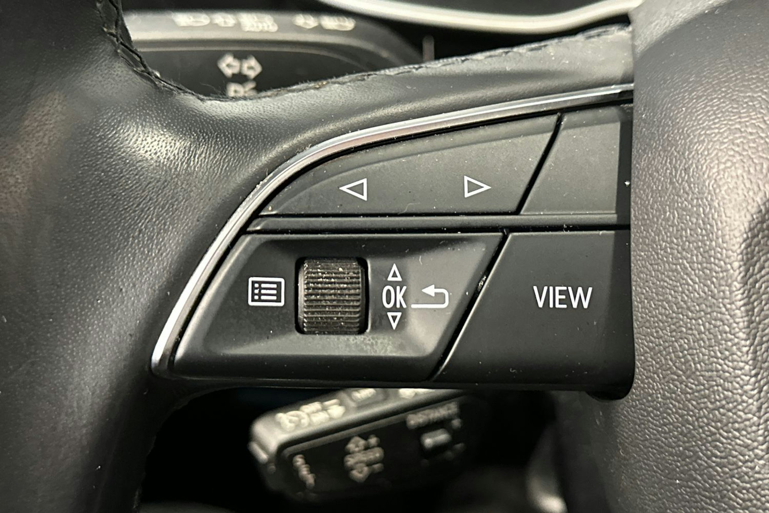 valkoinen Audi Q3 2022 kuva 31.