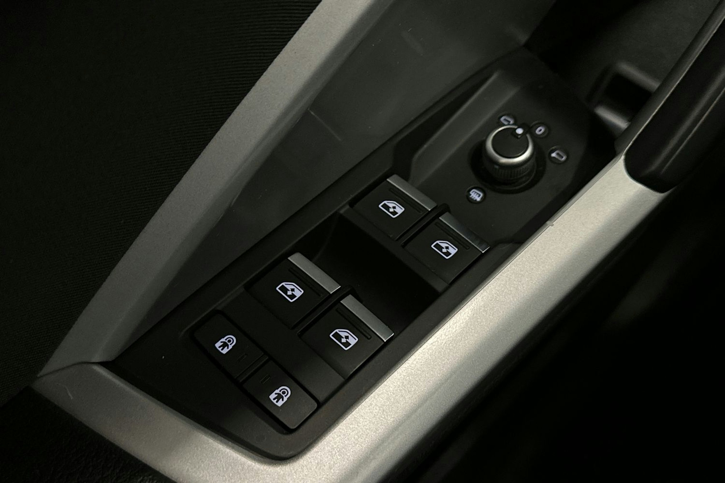 valkoinen Audi Q3 2022 kuva 34.