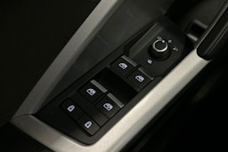 valkoinen Audi Q3 2022 kuva 34.