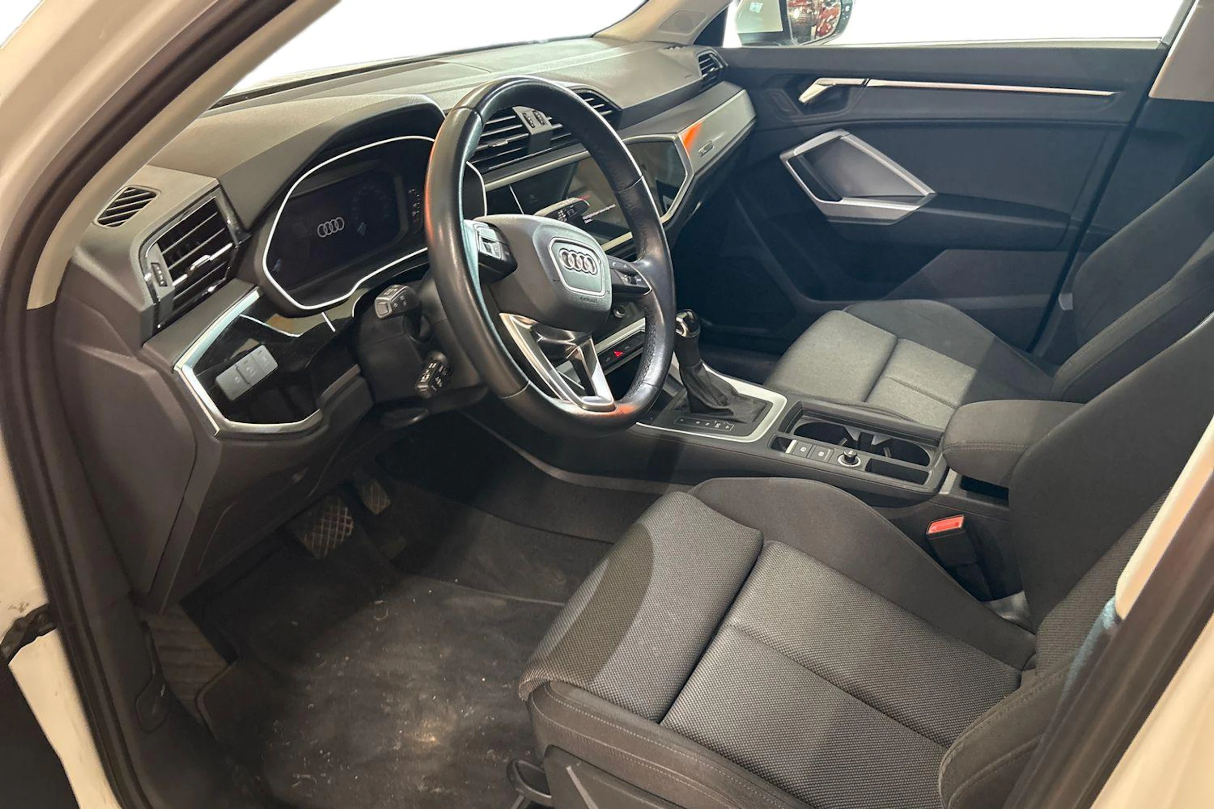 valkoinen Audi Q3 2022 kuva 3.