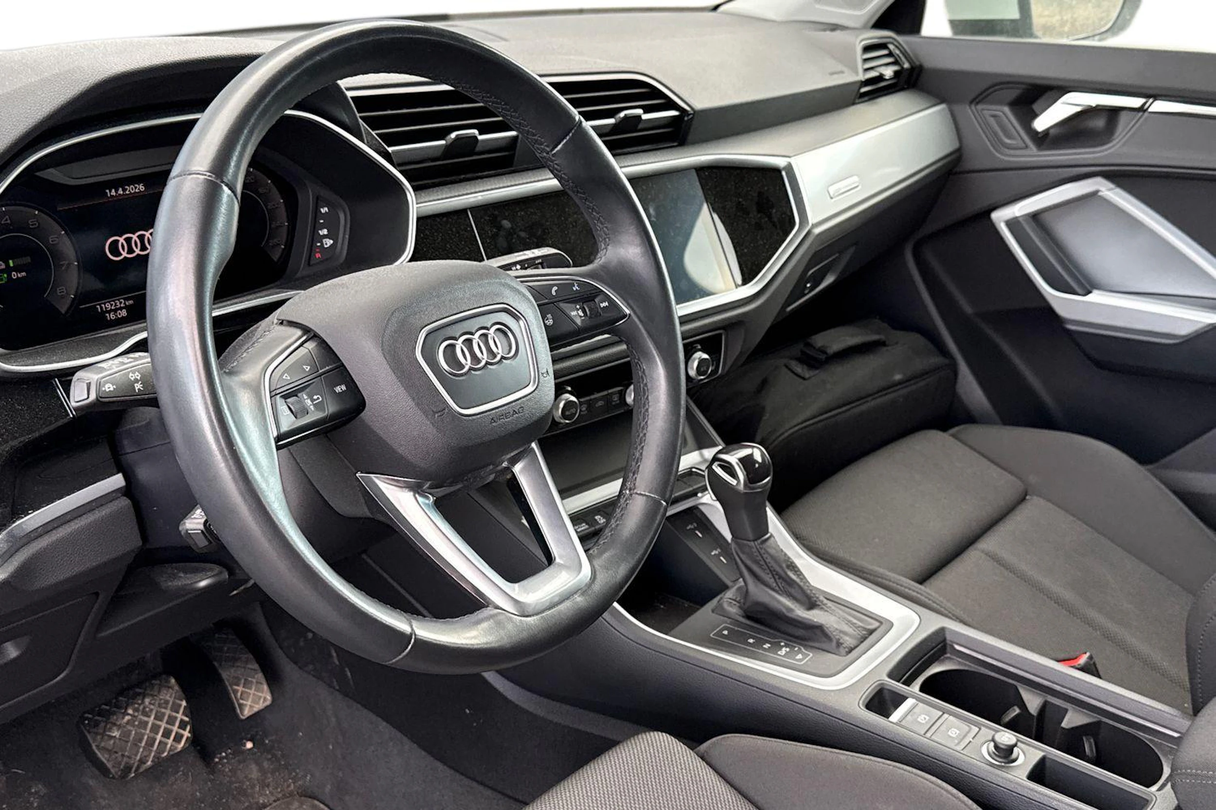 valkoinen Audi Q3 2022 kuva 3.