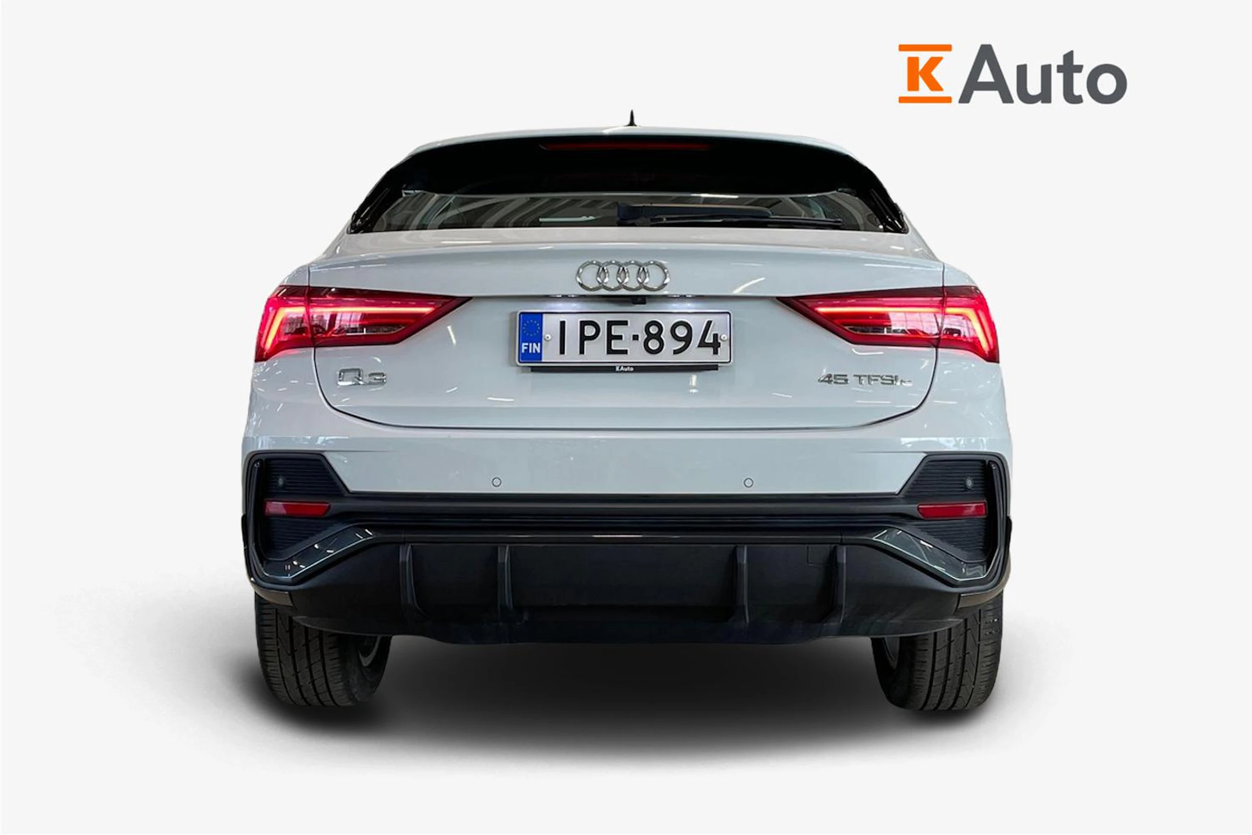 valkoinen Audi Q3 2022 kuva 4.