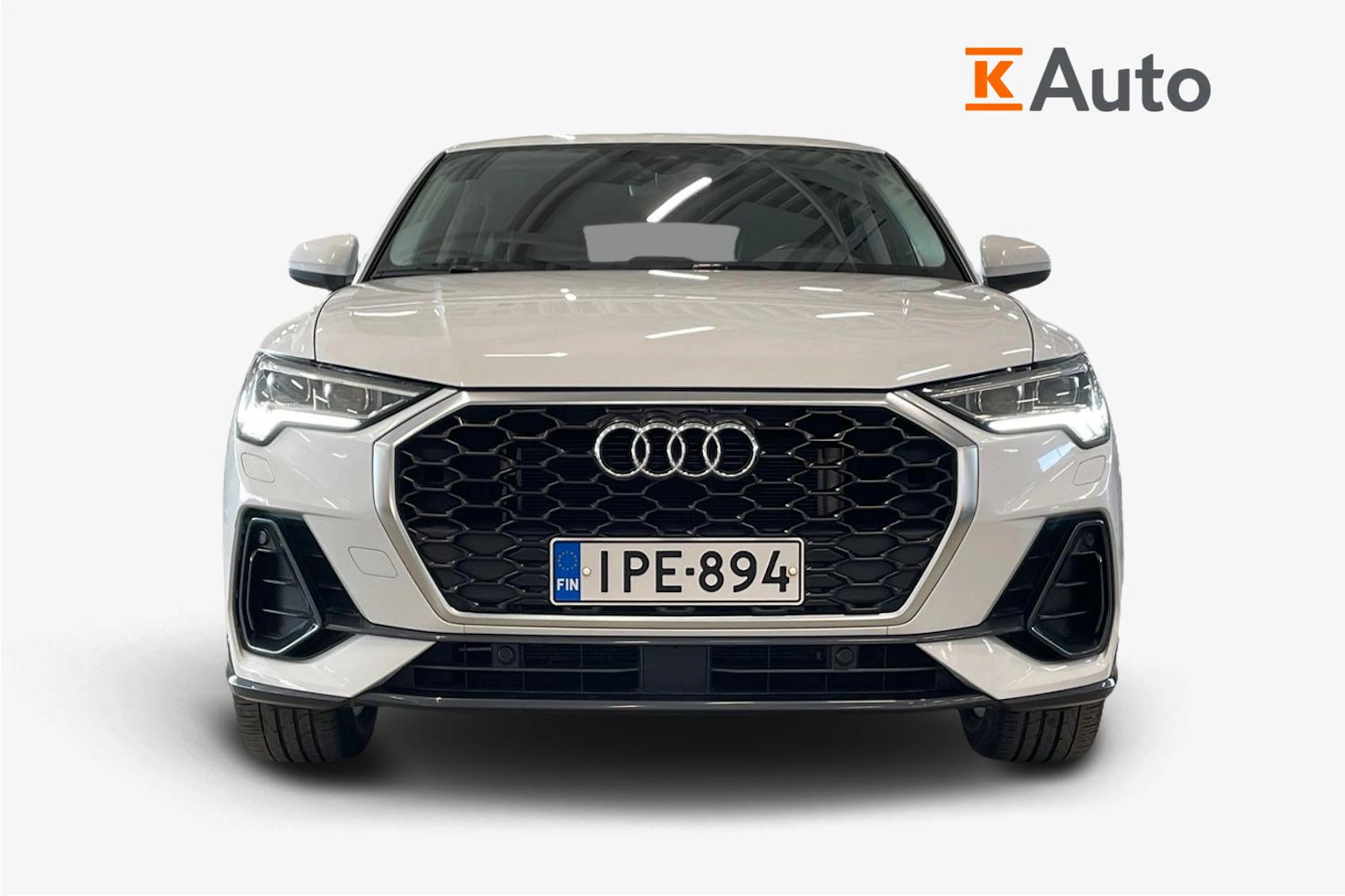 valkoinen Audi Q3 2022 kuva 5.