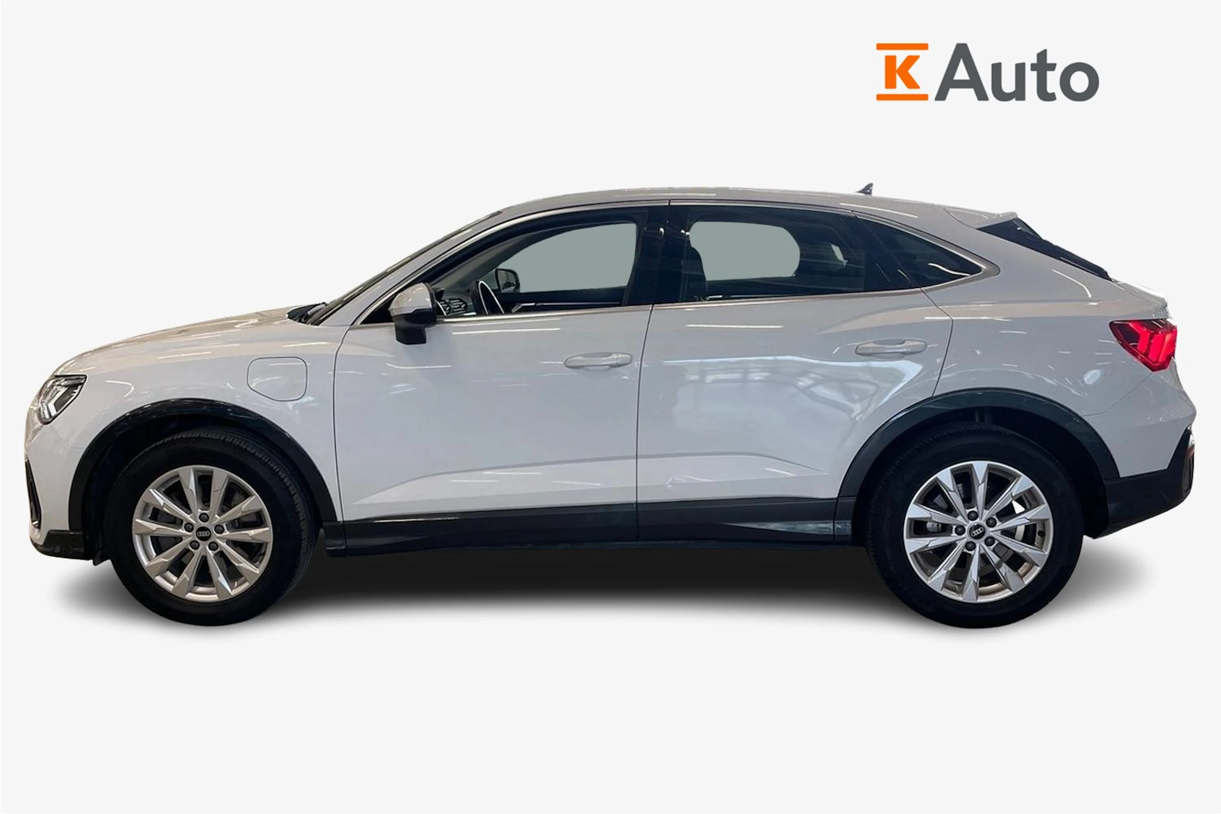 valkoinen Audi Q3 2022 kuva 7.