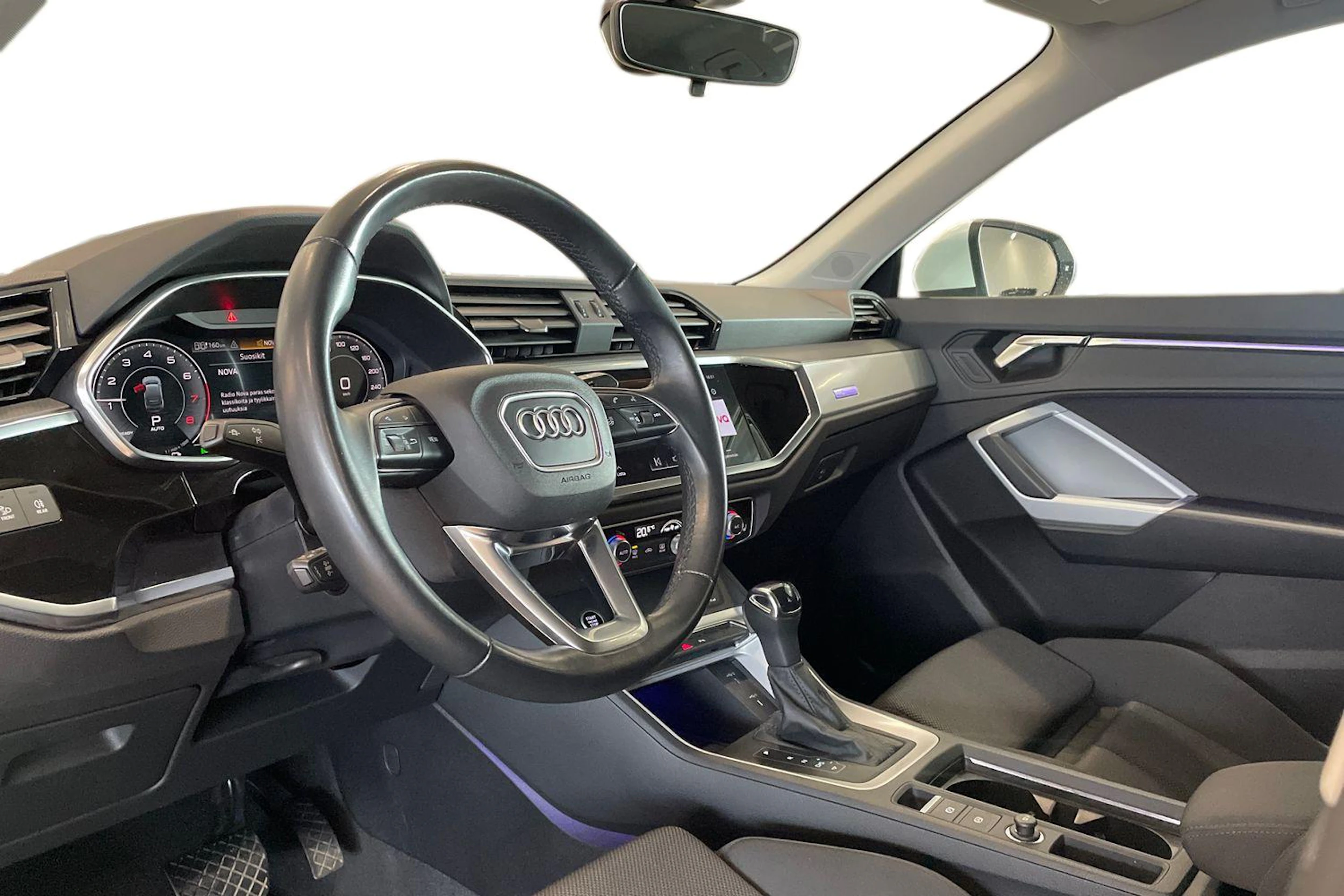 valkoinen Audi Q3 2022 kuva 8.