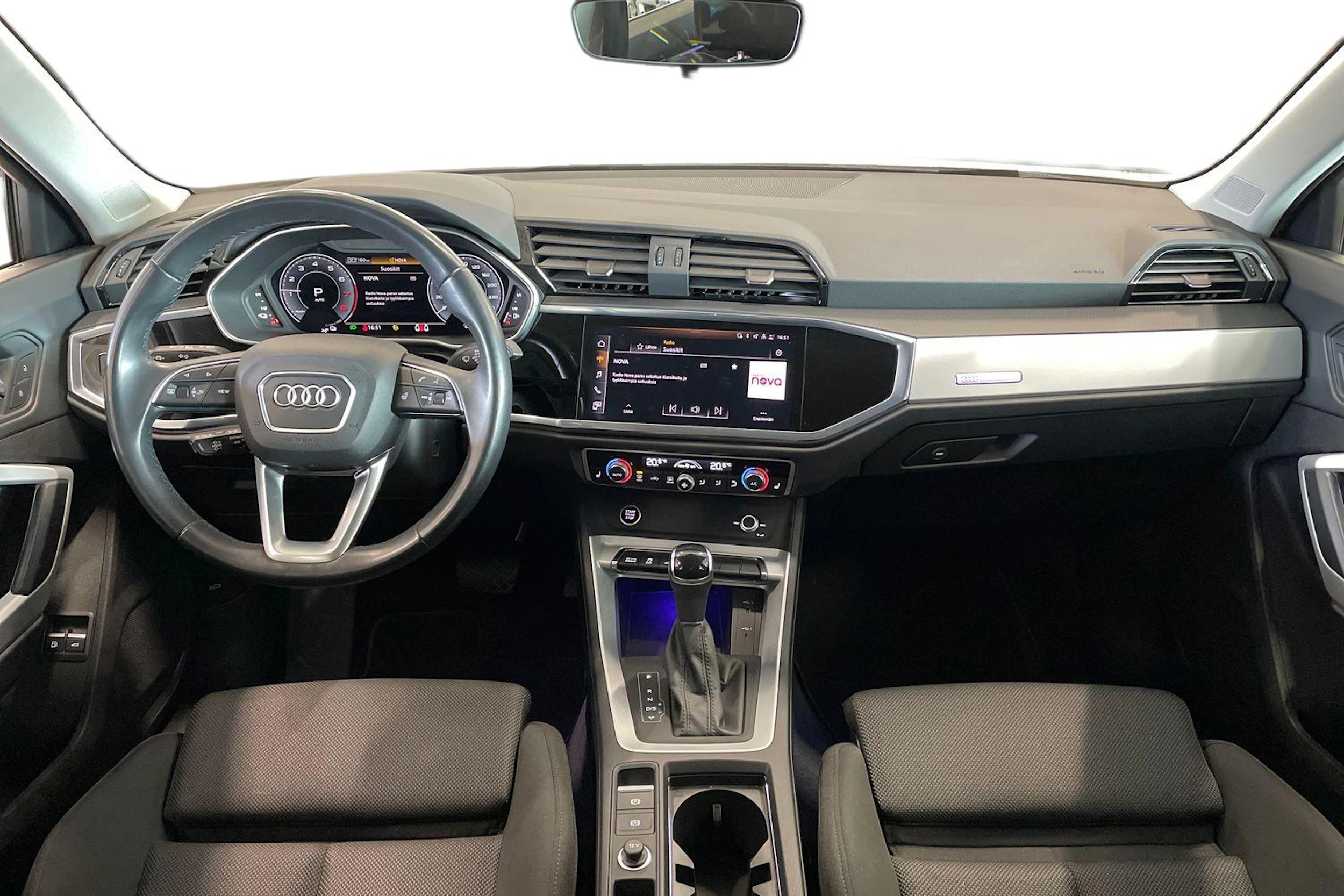 valkoinen Audi Q3 2022 kuva 9.