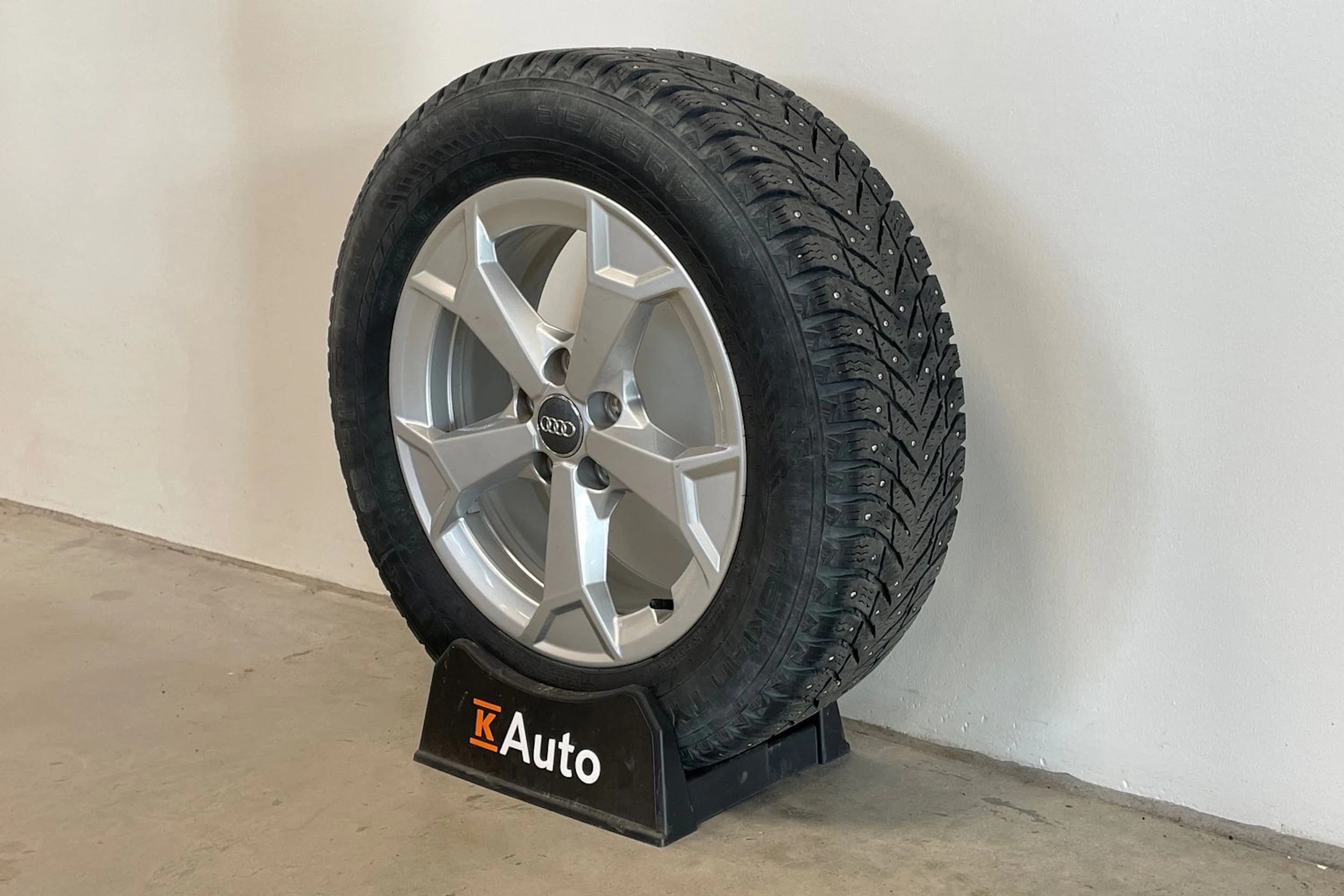 valkoinen Audi Q3 2022 kuva 13.