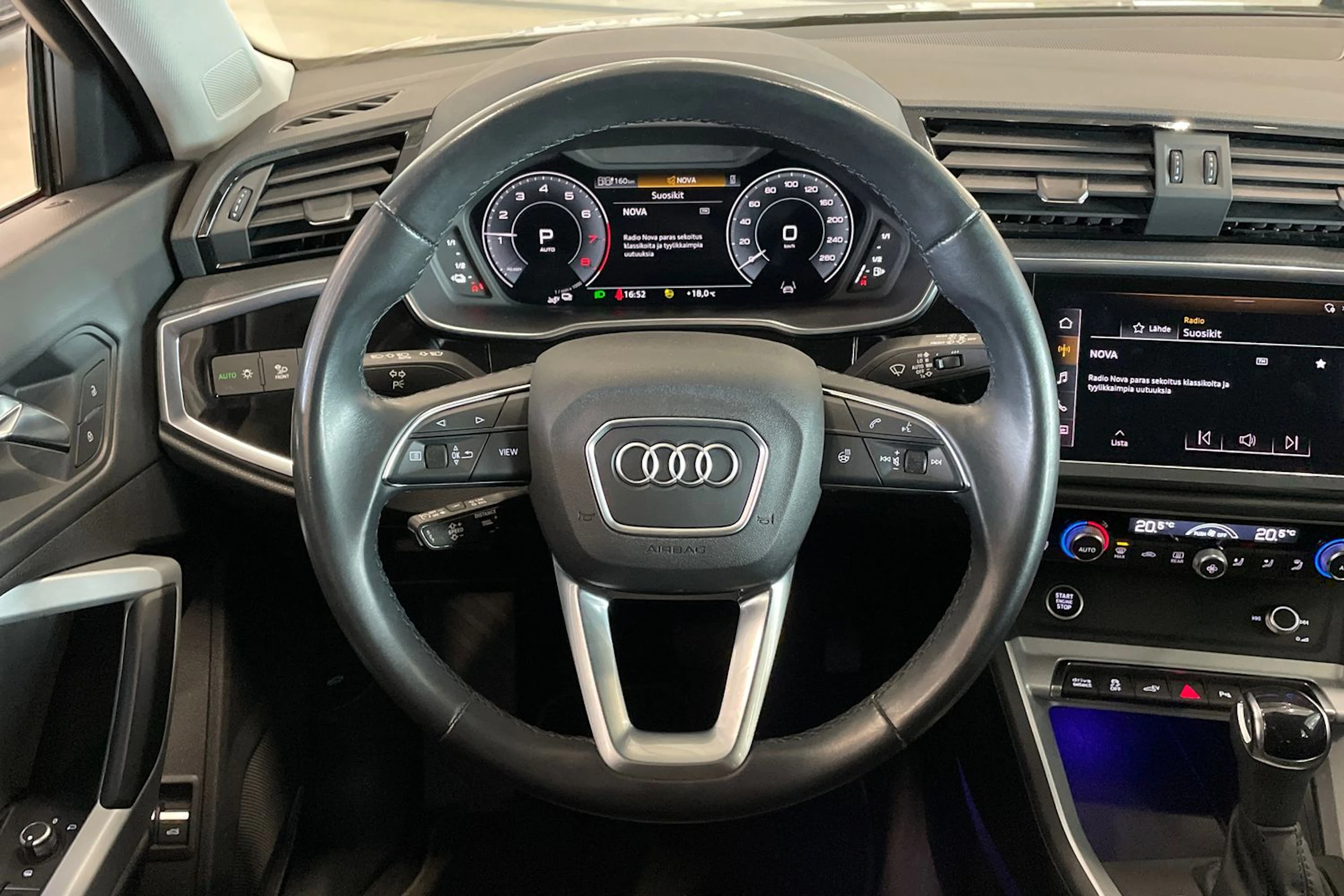 valkoinen Audi Q3 2022 kuva 16.