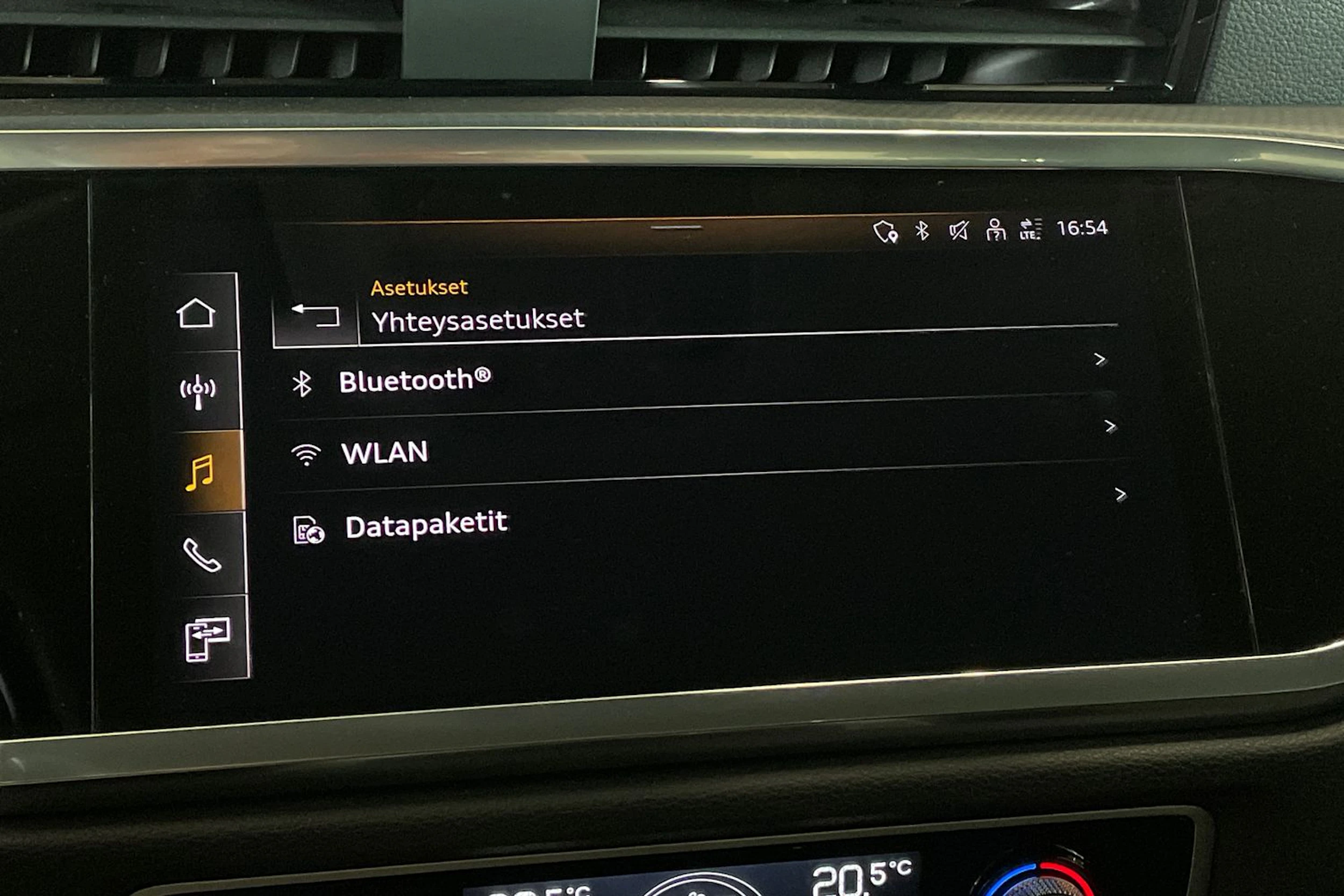 valkoinen Audi Q3 2022 kuva 23.