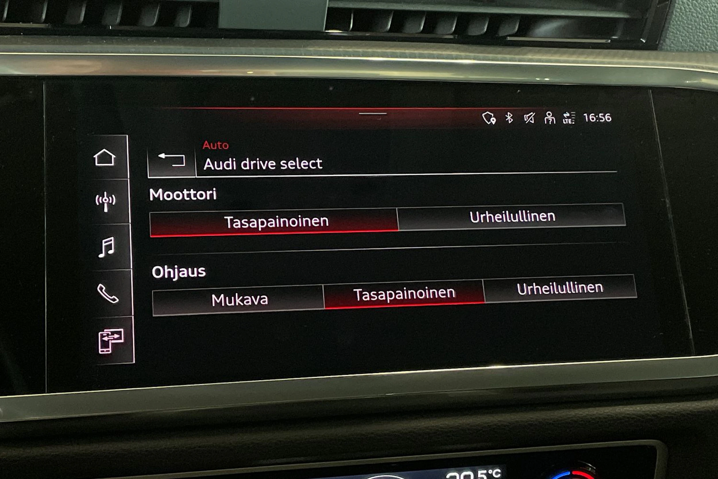 valkoinen Audi Q3 2022 kuva 26.