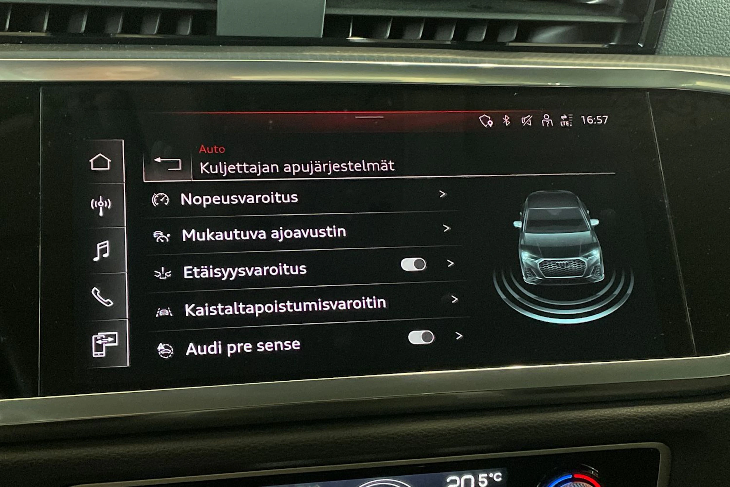 valkoinen Audi Q3 2022 kuva 28.