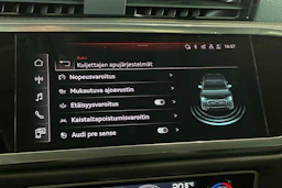 valkoinen Audi Q3 2022 kuva 28.