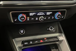 valkoinen Audi Q3 2022 kuva 30.