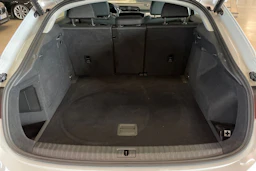 valkoinen Audi Q3 2022 kuva 33.