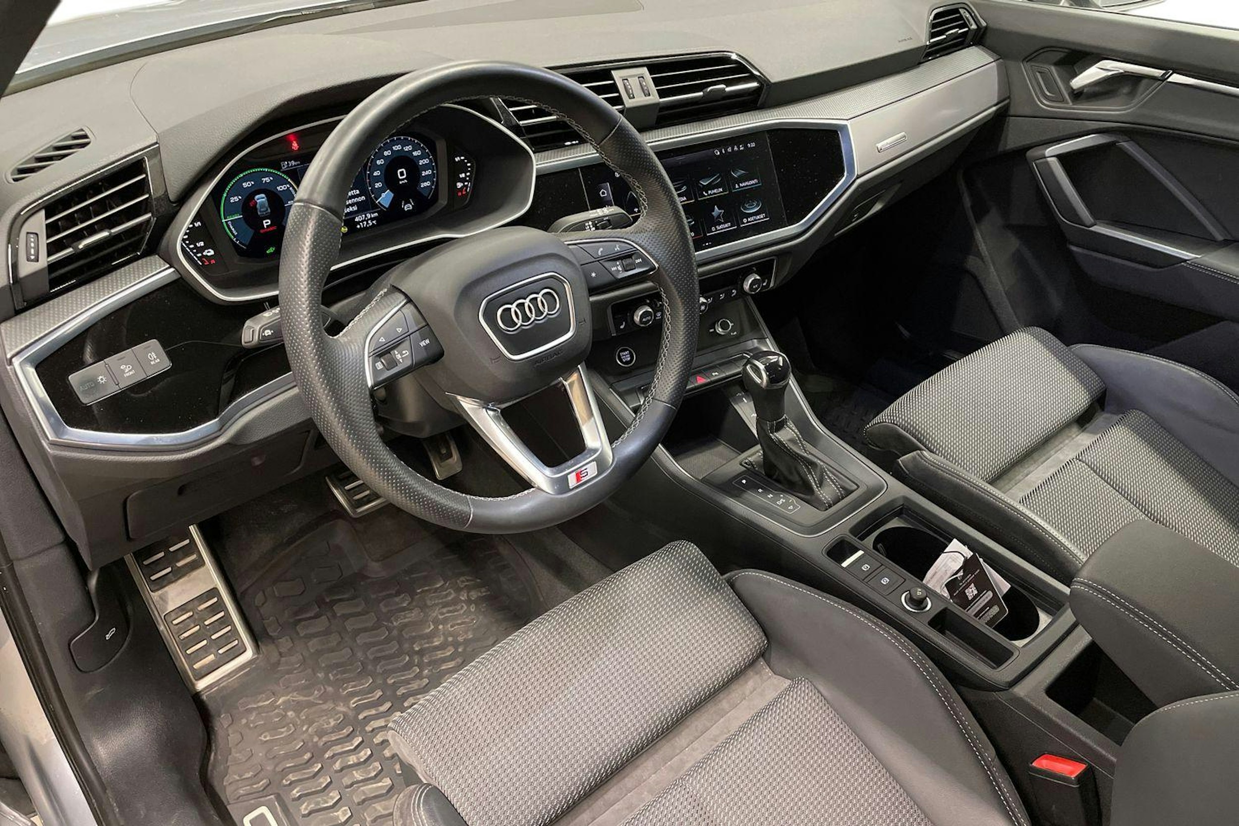 harmaa Audi Q3 2022 kuva 7.